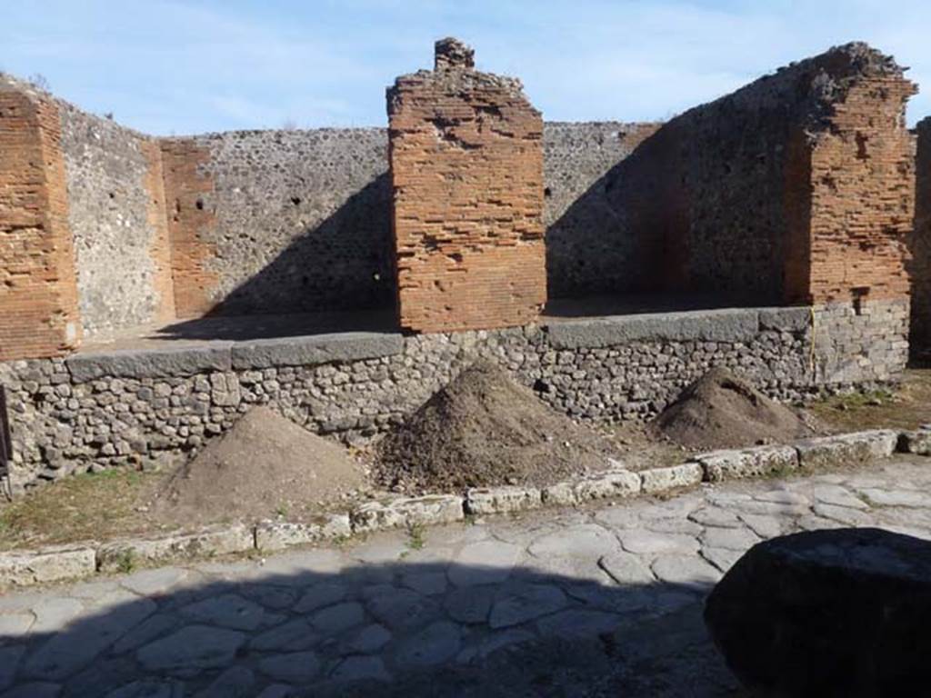 VII 7 25 Pompeii On Left June 2012 Looking South To Entrance